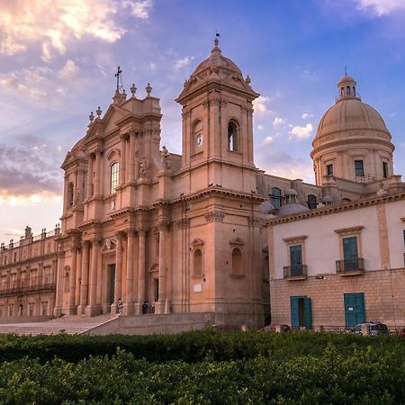 Bed and Breakfast Le Tre Rose Di Maria Noto Exterior foto