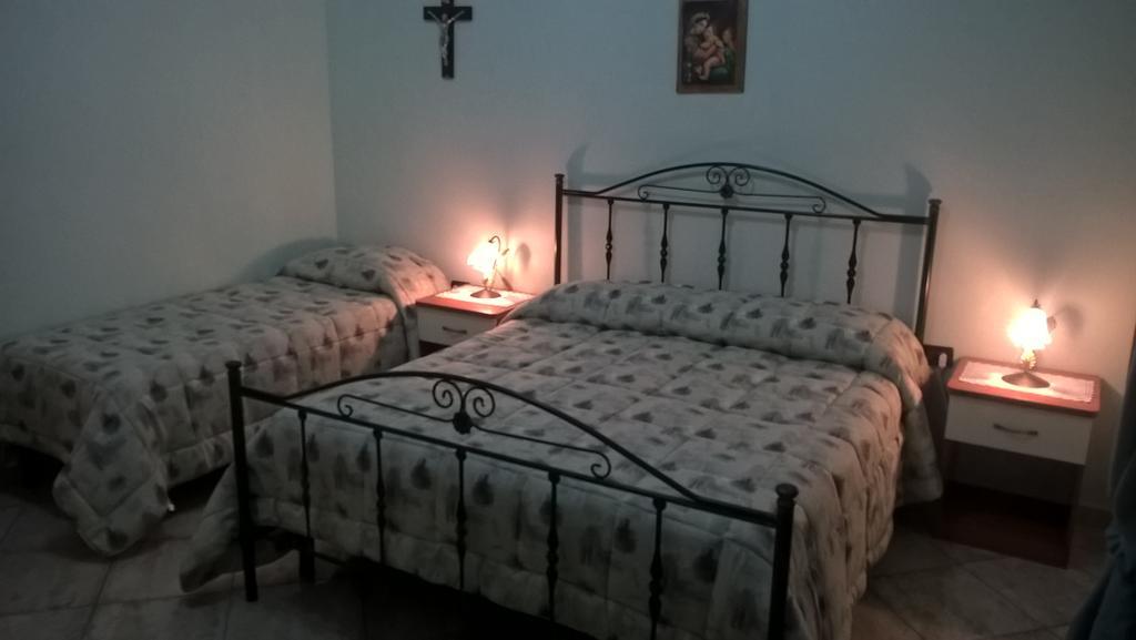 Bed and Breakfast Le Tre Rose Di Maria Noto Habitación foto