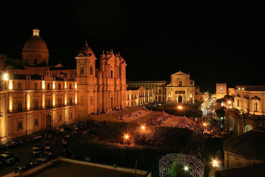 Bed and Breakfast Le Tre Rose Di Maria Noto Exterior foto