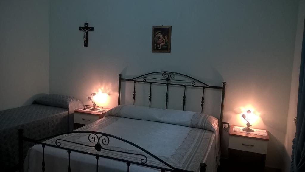 Bed and Breakfast Le Tre Rose Di Maria Noto Habitación foto