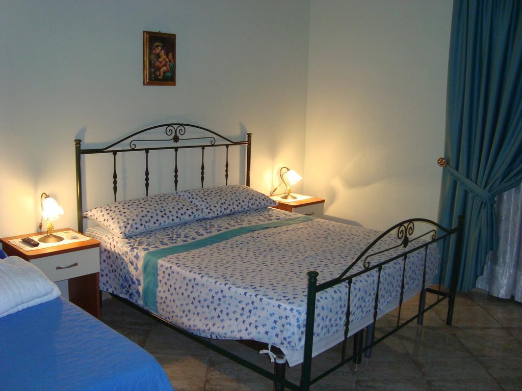 Bed and Breakfast Le Tre Rose Di Maria Noto Habitación foto